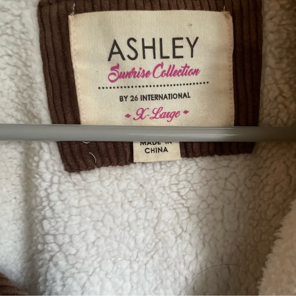 🛍️Brown Sherpa corduroy jacket!🛍️ - Picture 4 of 4